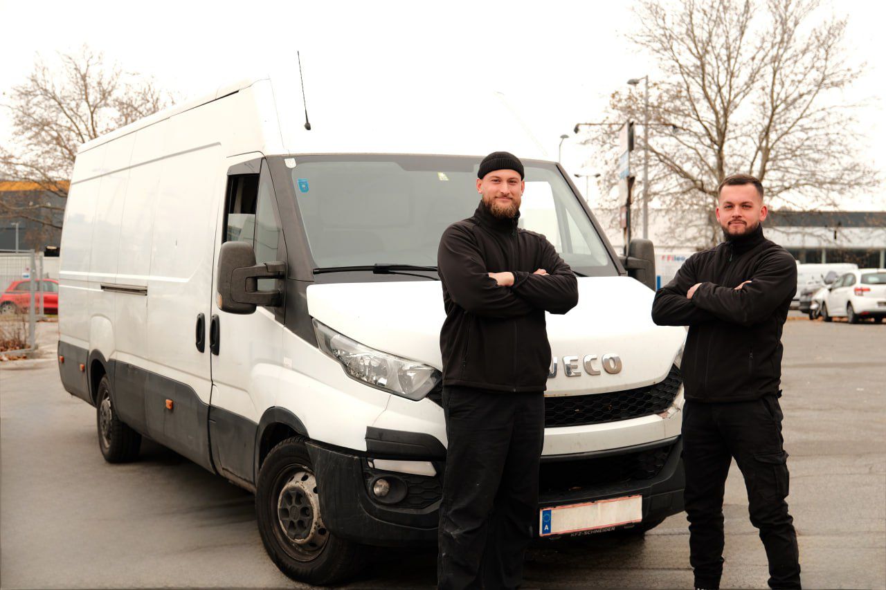 FST Transport Teamfoto bei der Arbeit während einer Entrümpelung in Wien